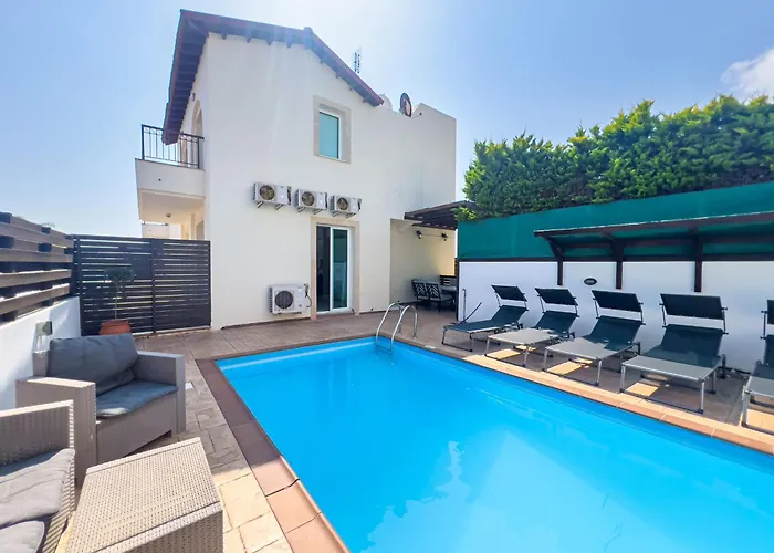Villa Melinda - Beach & Pool Retreat