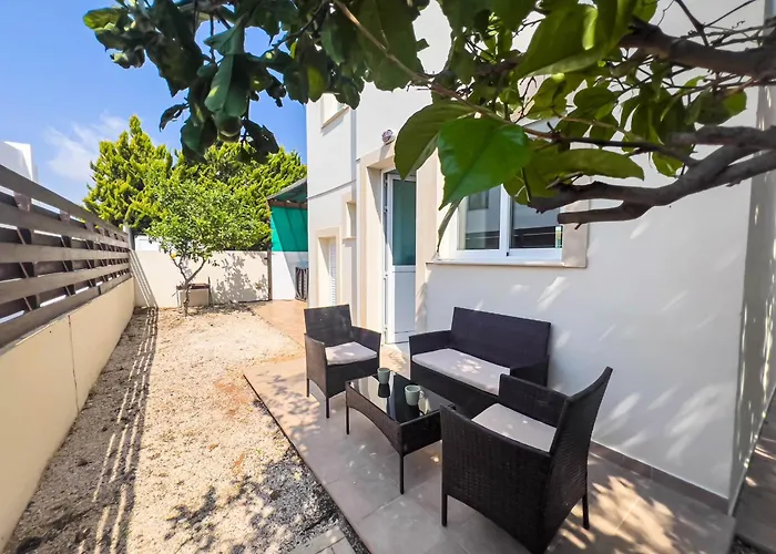 Villa Melinda - Beach & Pool Retreat