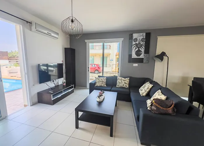 Villa Melinda - Beach & Pool Retreat